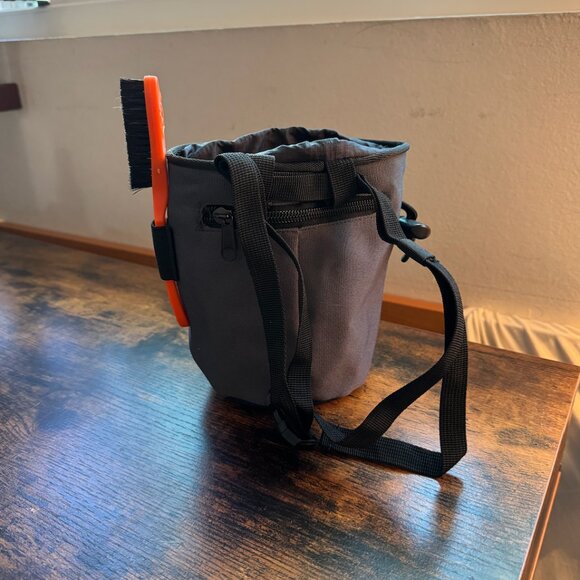 E9 Climbing/Bouldering Chalk Bag w/ Adjustable Strap & Chalk Brush | Navy/Black - Picture 5 of 10